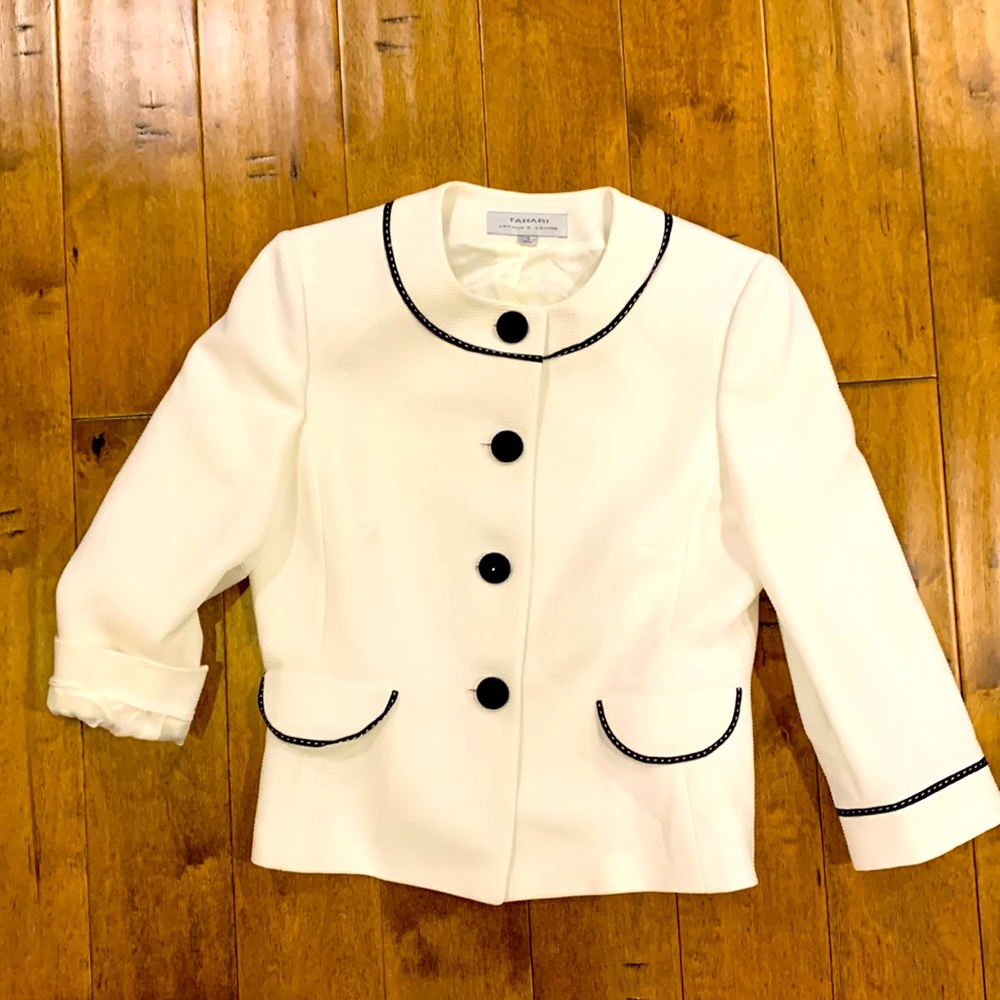 TAHARI WHITE JACKET WITH BLACK BUTTONS